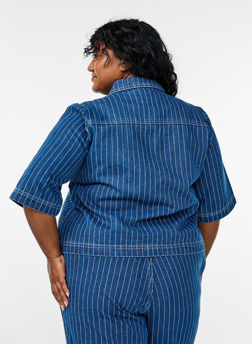 Kort stripete denimskjorte, Blue Denim Stripe, Model