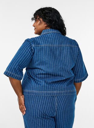 Zizzi Kort stripete denimskjorte, Blue Denim Stripe, Model image number 1