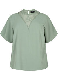 Bluse med korte ermer og blonder (GRS)