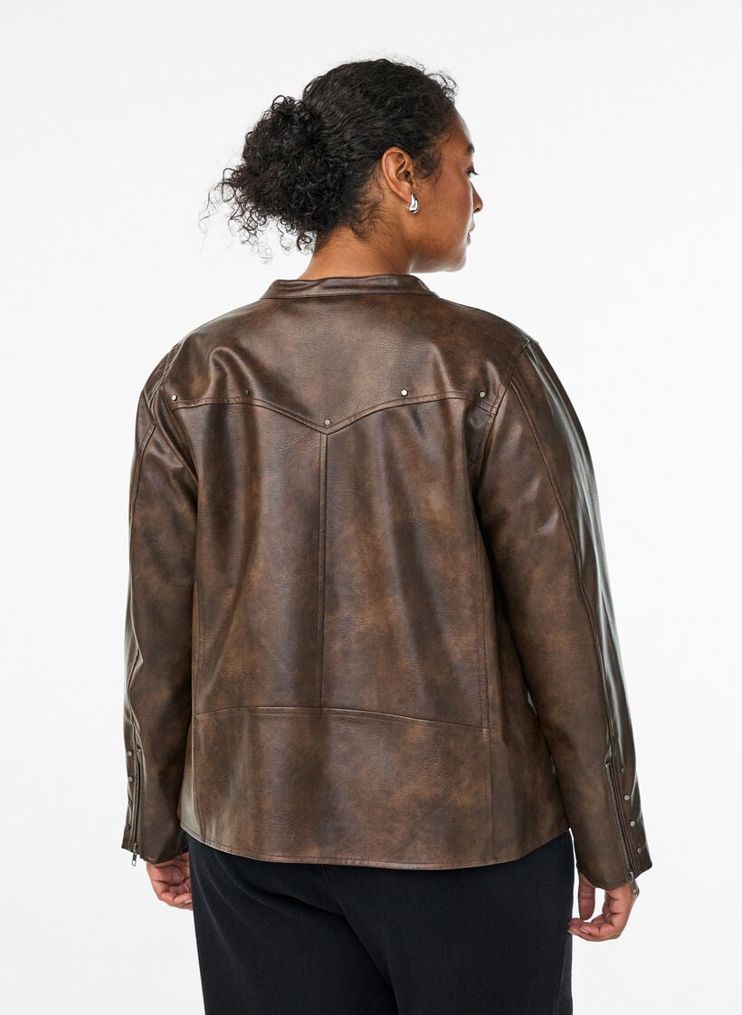 Imitert skinnjakke med nagler og lommer, Brown, Model