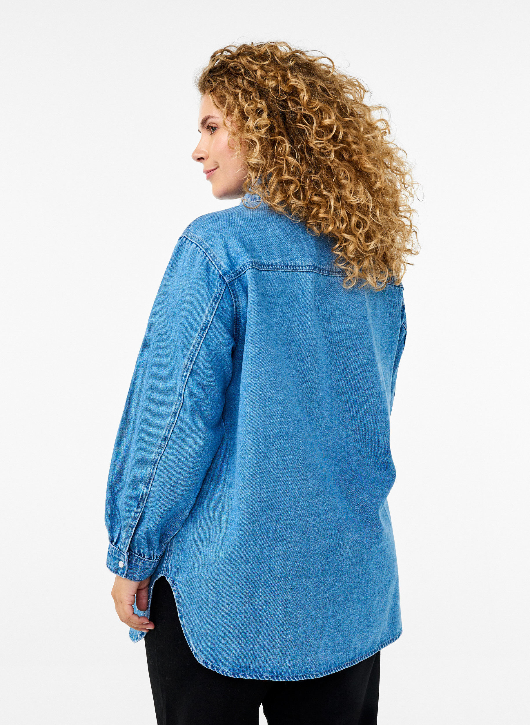 Zizzi Denimskjorte med rhinesteiner, Light Blue Denim, Model image number 1
