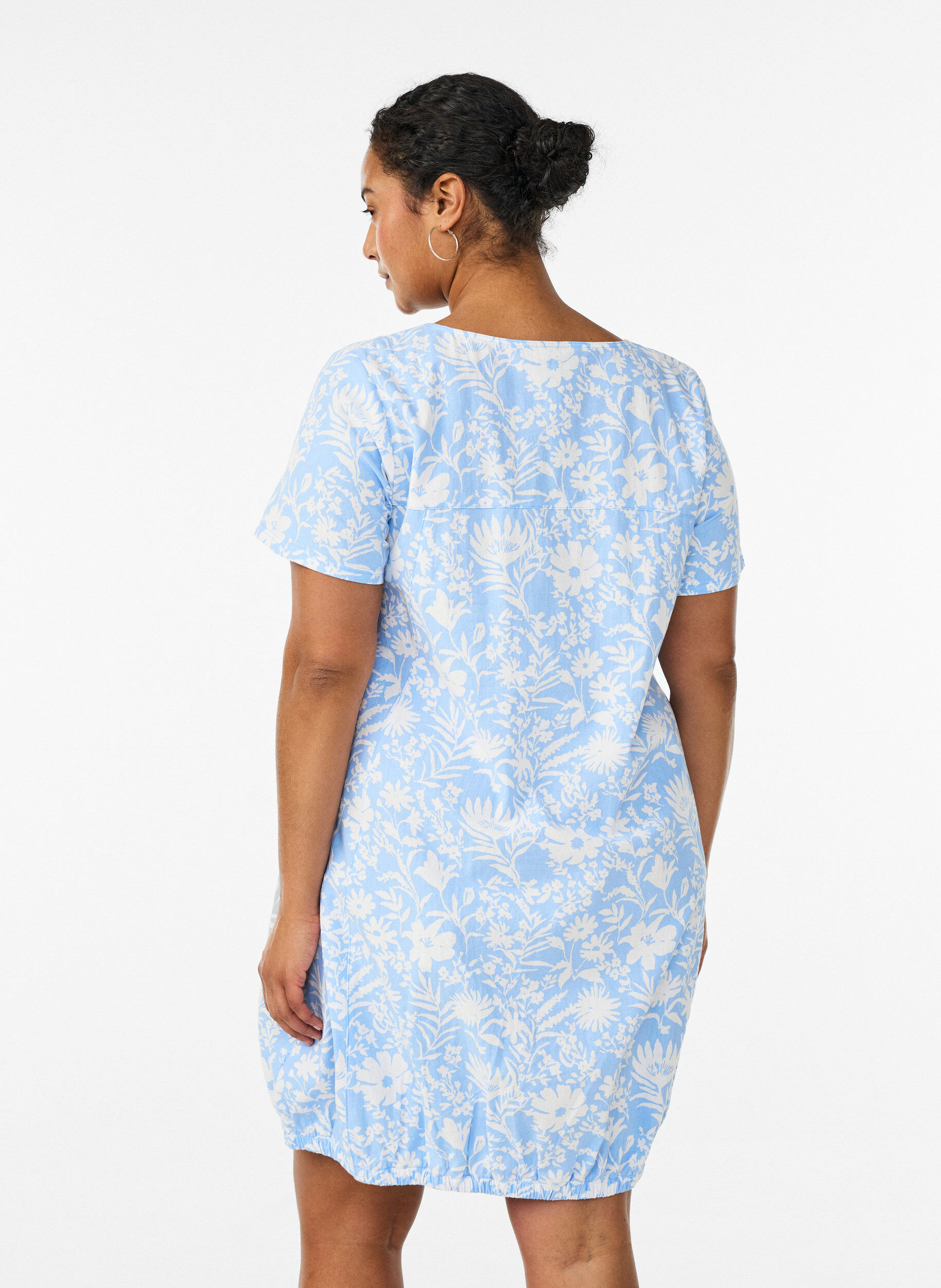 ZizziKortermet bomullskjole med trykt m&oslash;nster, Vanilje, Model image number 2