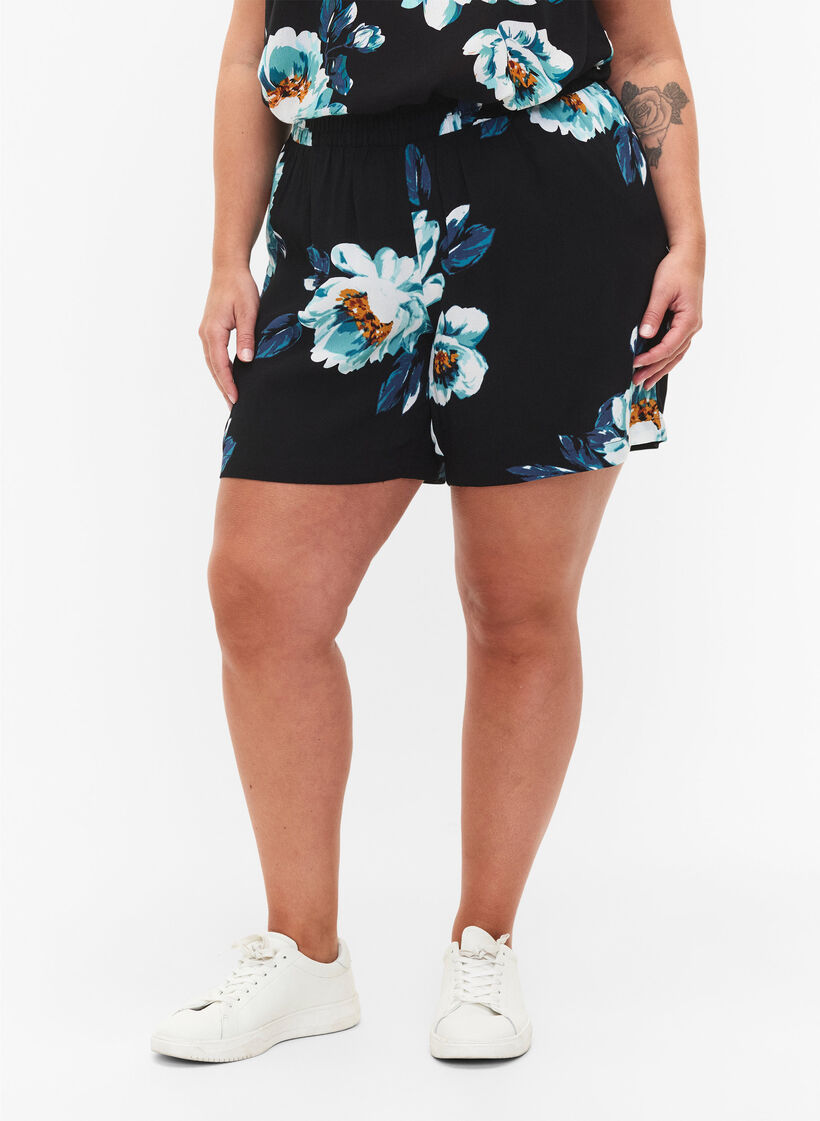 Shorts med løs passform i viskose, Black Big Flower, Model image number 2