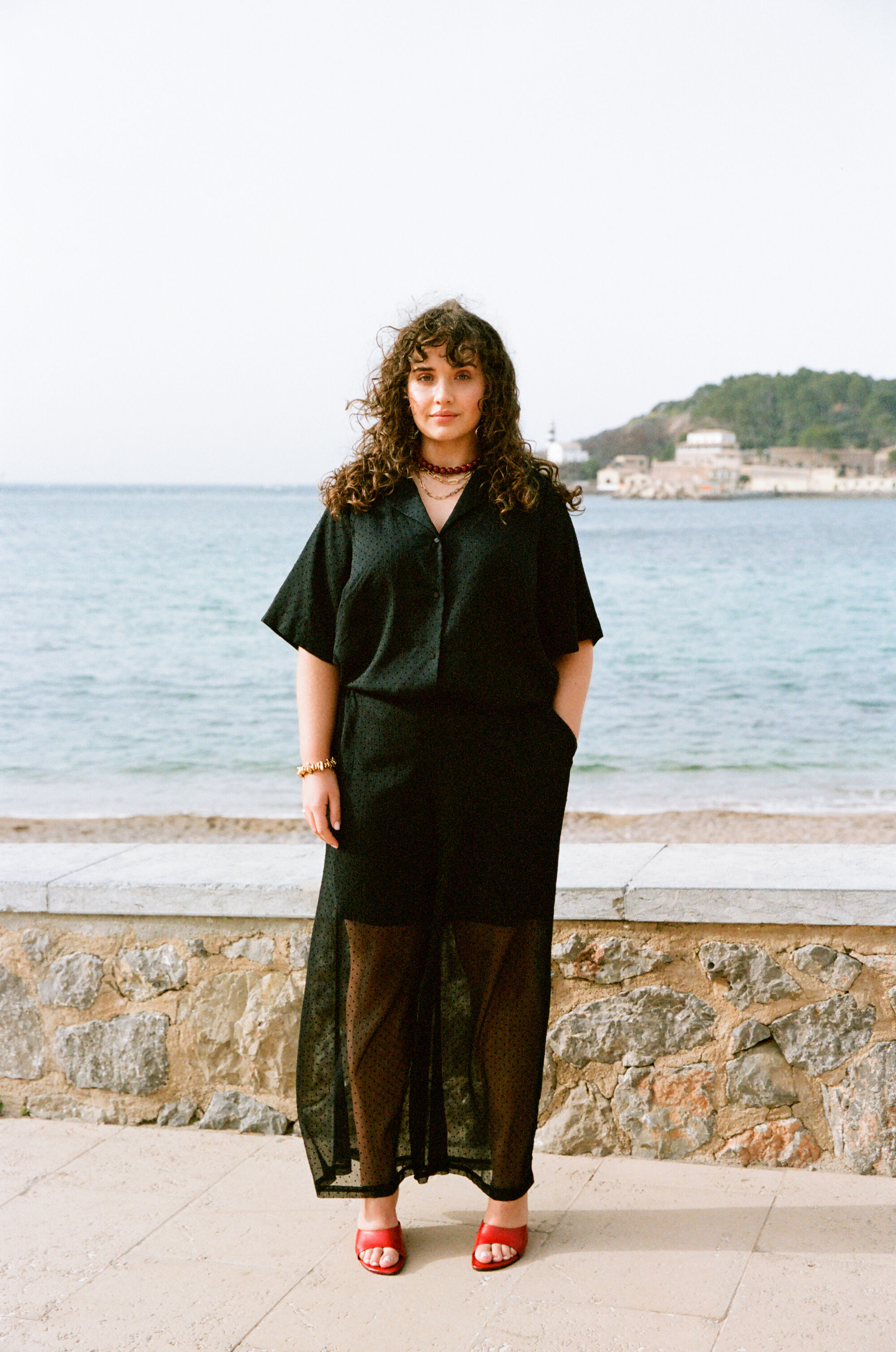 ZizziElegant svart med r&oslash;de detaljer, , Model