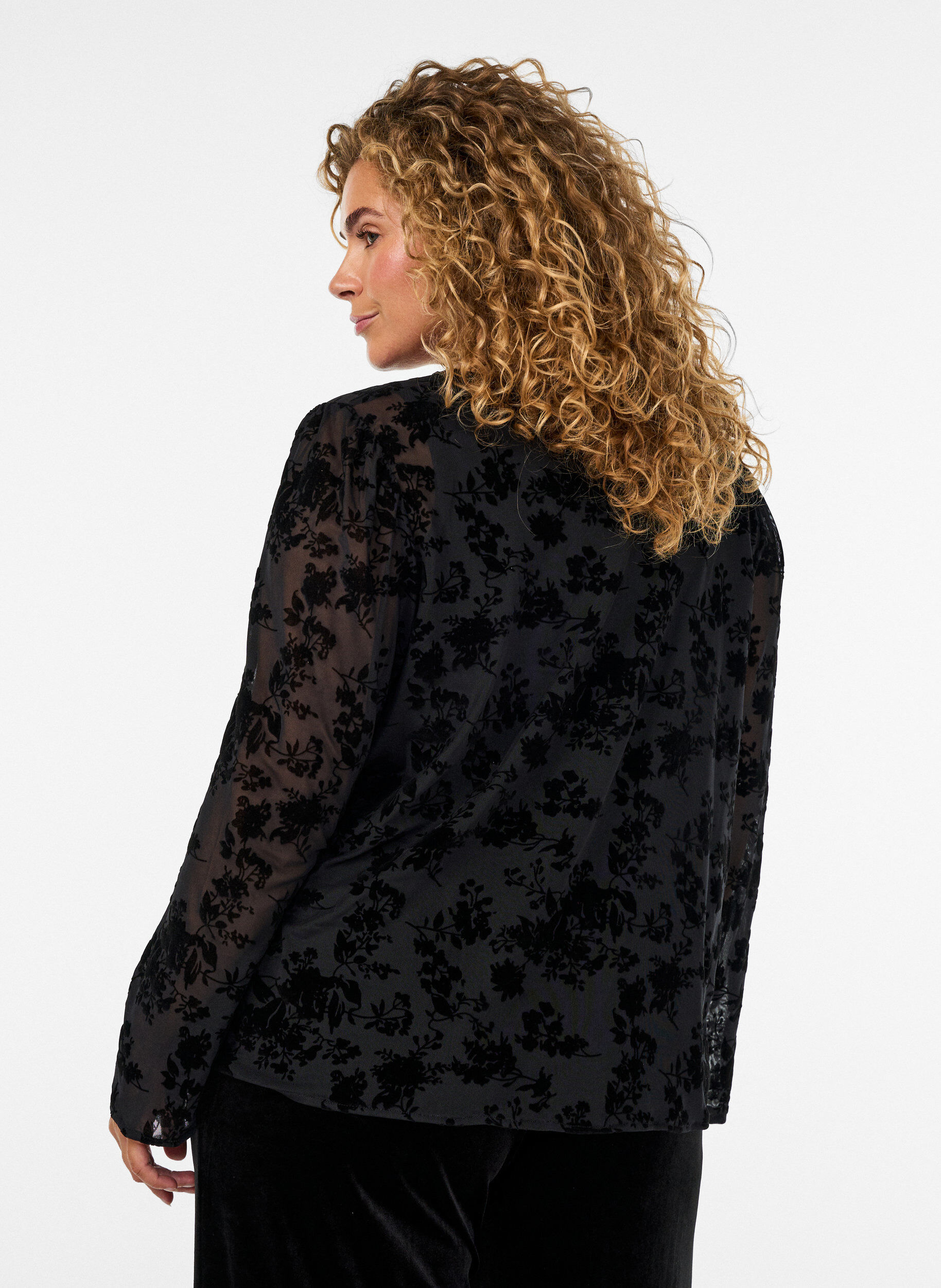 ZizziMeshbluse med blomstertrykk og &aring;pen front, Svart, Model image number 2