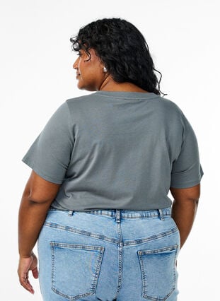 Zizzi Enkel T-skjorte i bomull med V-hals, Grønn, Model image number 2