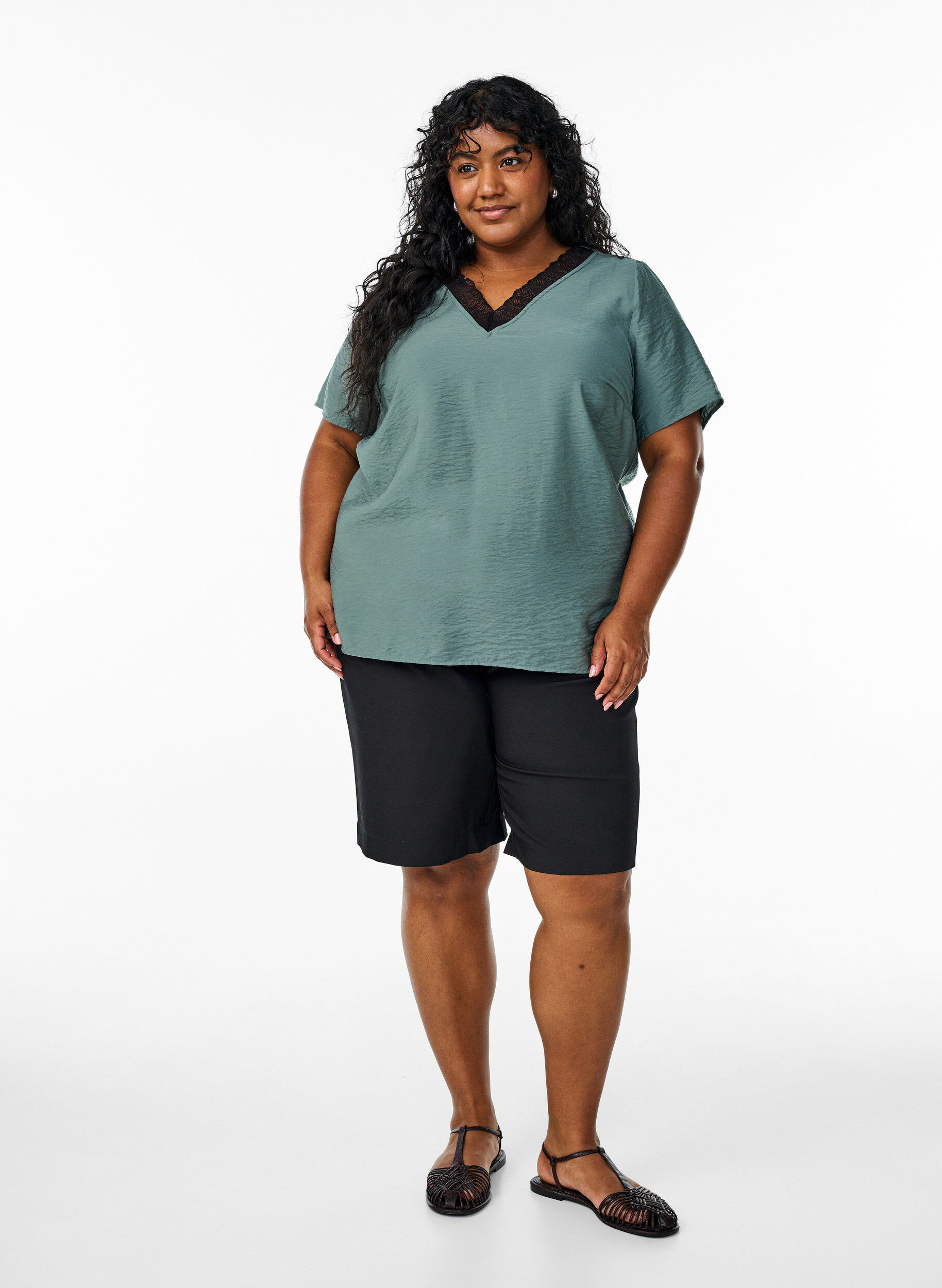 Zizzi Kortermet bluse i viskose med blondekant, Gr&oslash;nn, Model image number 1