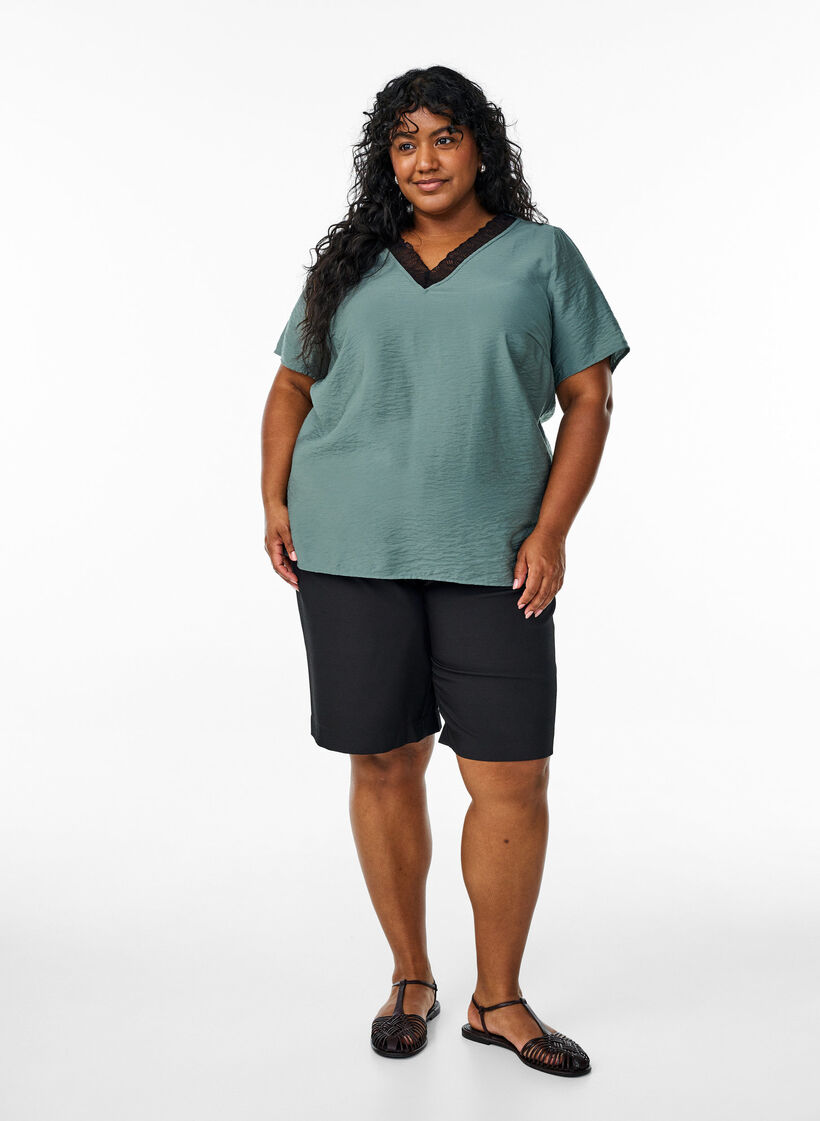 Kortermet bluse i viskose med blondekant, Grønn, Model image number 1