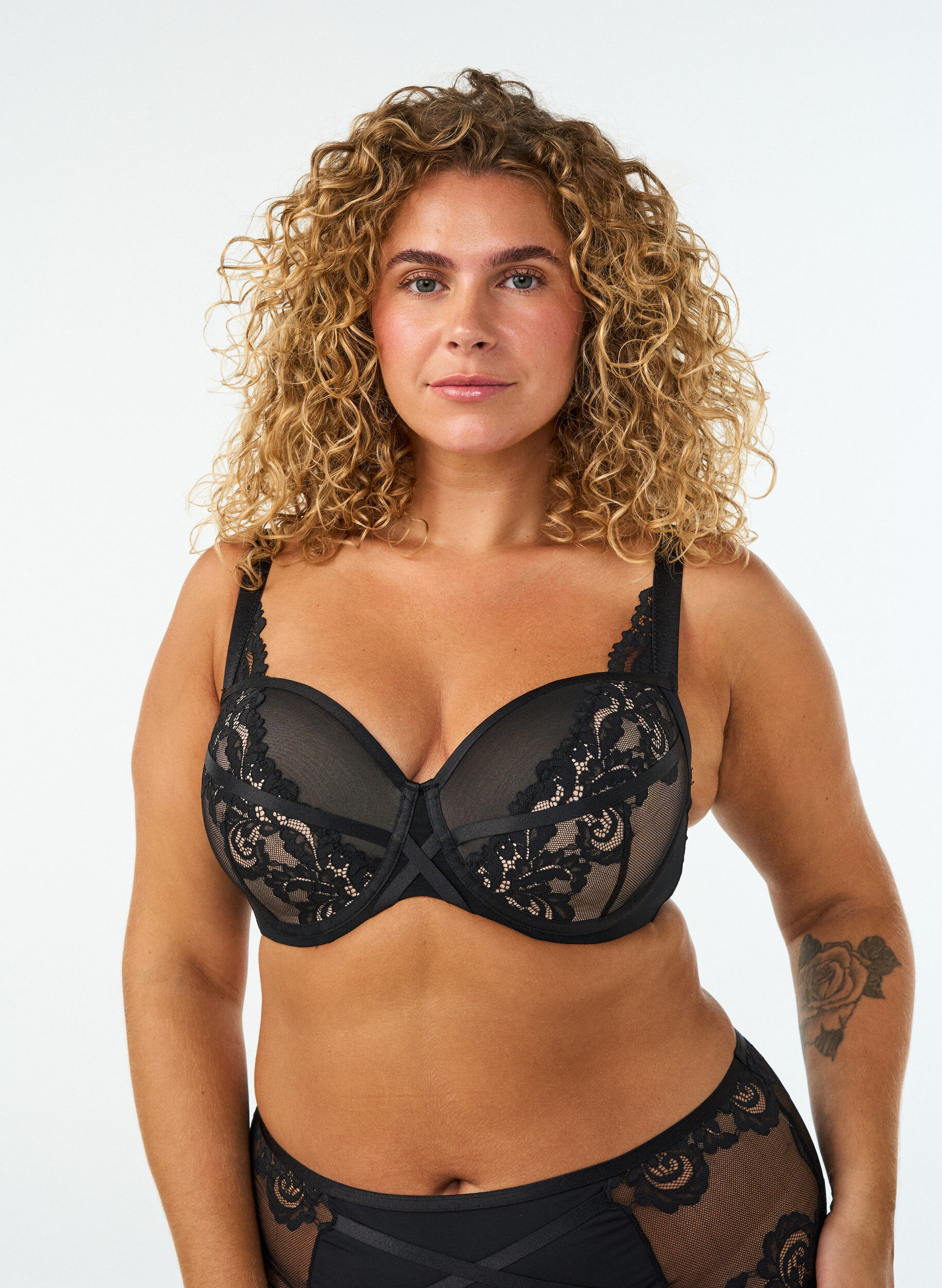 ZizziFormst&oslash;pt BH med b&oslash;yle og blomsterblonder, Svart, Model image number 0