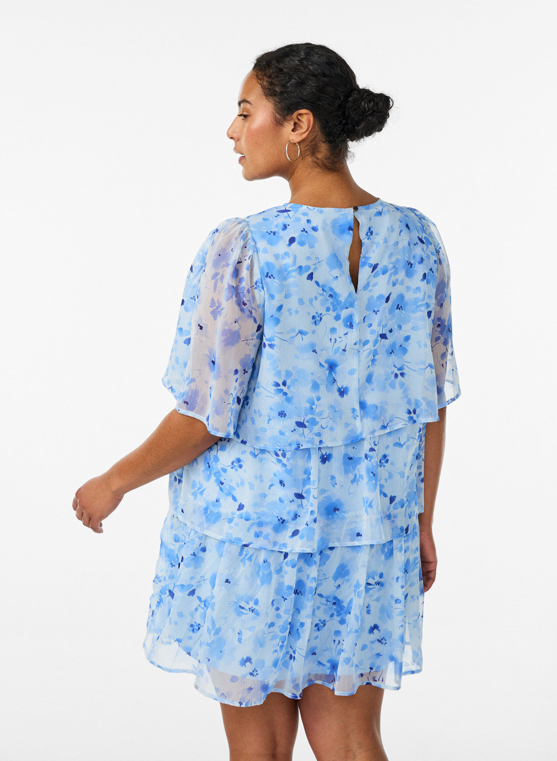 ZizziKort kjole i chiffonlook med blomsterprint og volanger, Bl&aring;, Model image number 2