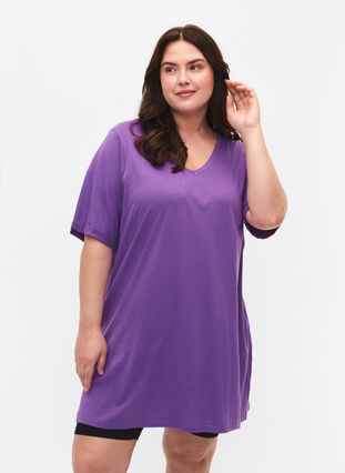 Ensfarget oversized T-skjorte med V-hals, Deep Lavender, Model image number 0
