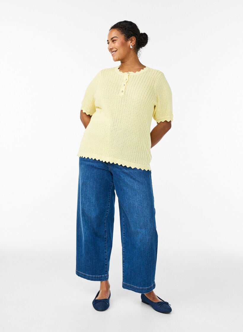Kortermet strikkebluse med &aring;pen strikkem&oslash;nster og b&oslash;lgete kanter, Gul, Model image number 1