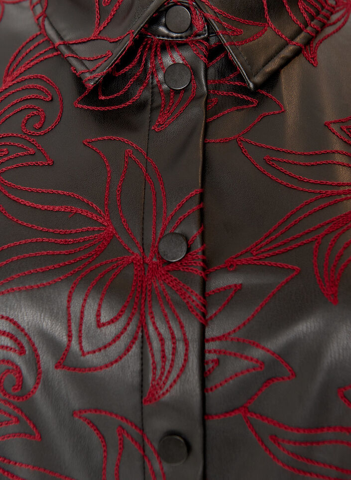 Kort imitert skinnskjorte med kontrastbroderi, Svart, Packshot