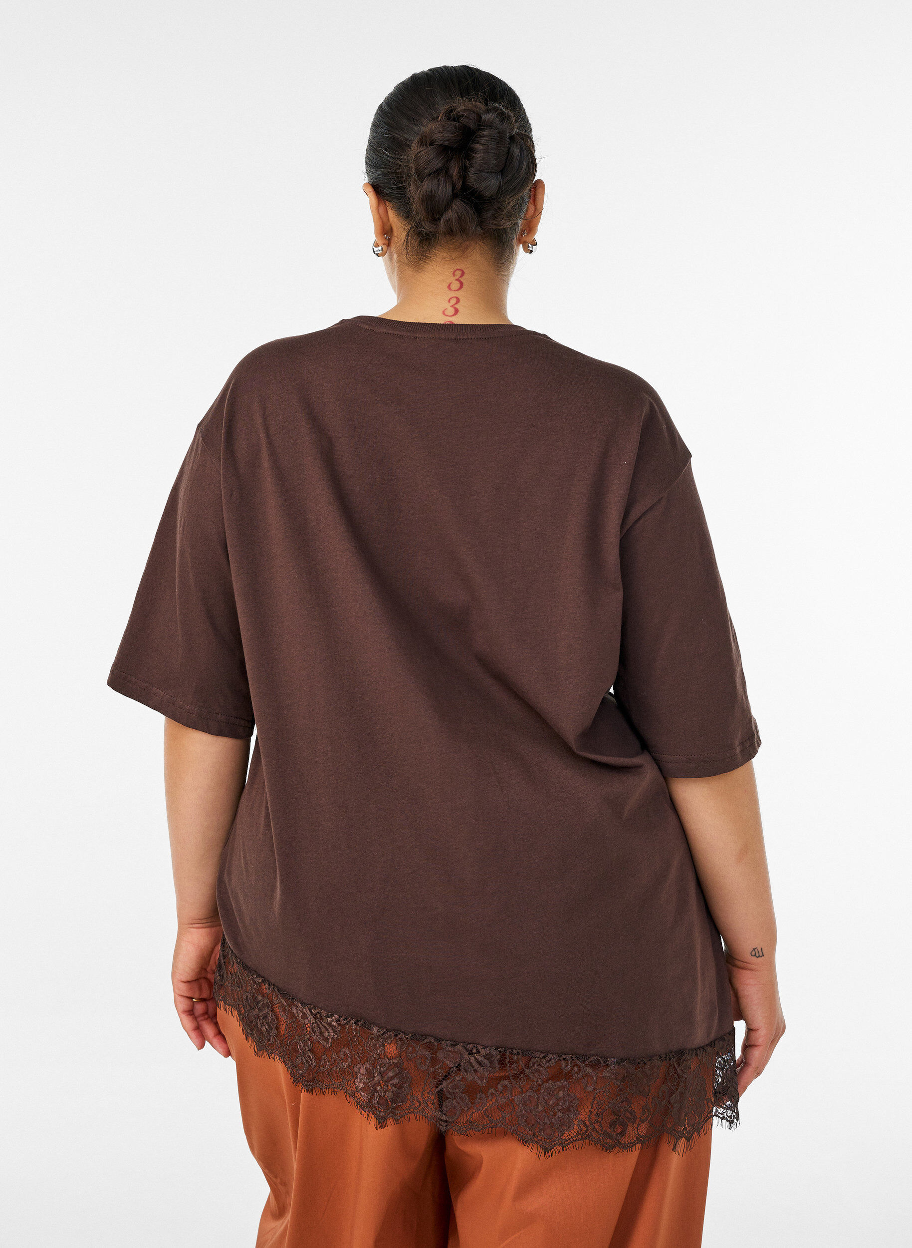 ZizziT-skjorte med asymmetrisk blondekant, Brun, Model image number 2