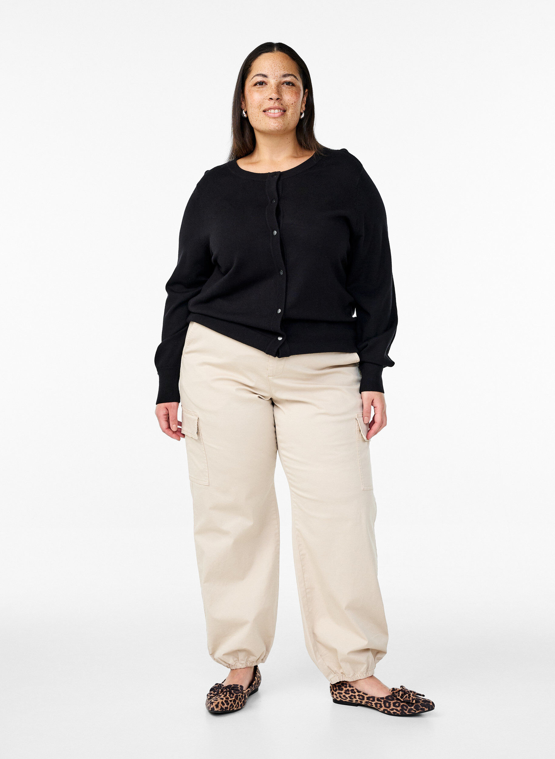 Zizzi Strikkecardigan med knapper i viskoseblanding, Black, Model image number 2