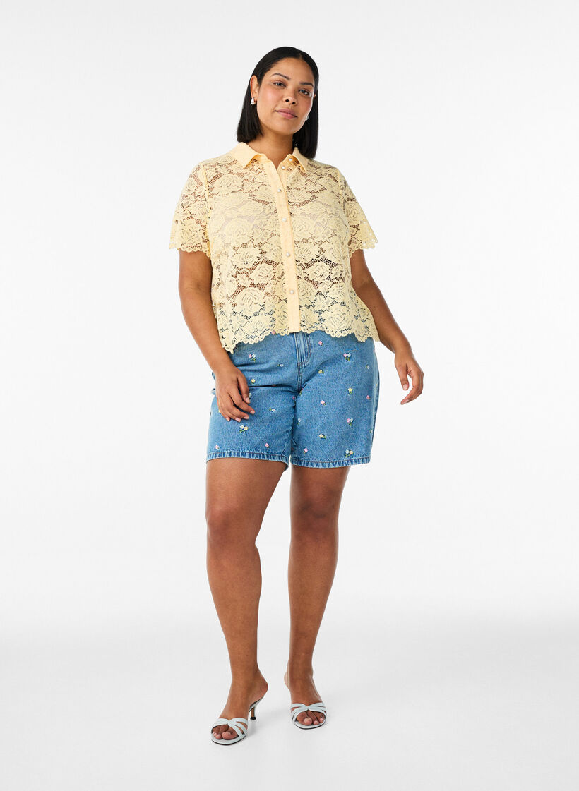 Skjortebluse i blonde med perleknapper, Gul, Model image number 1