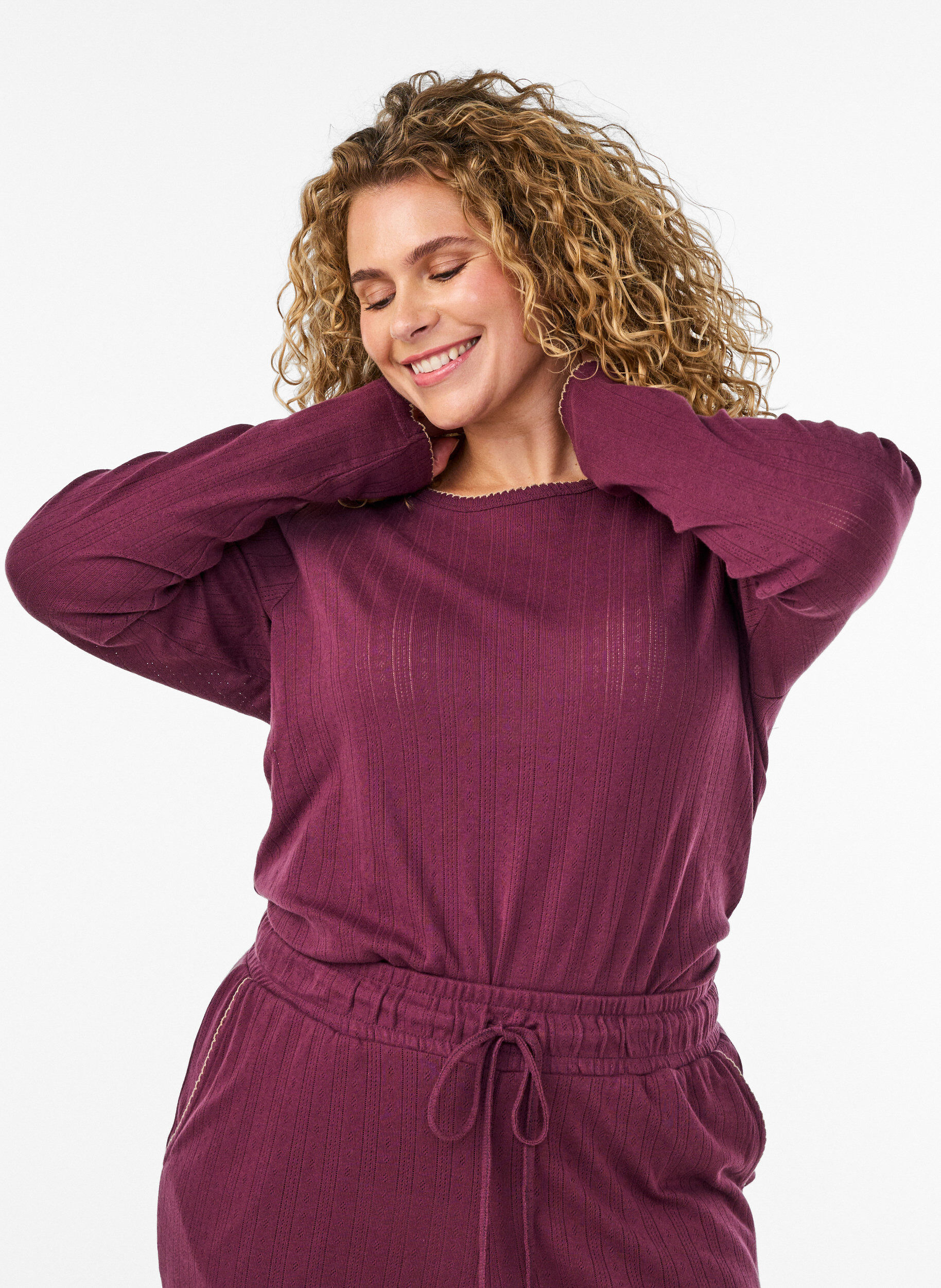 &Oslash;kologisk bomulls pyjamatopp med hullbroderi, M&oslash;rk Bordeaux, Model