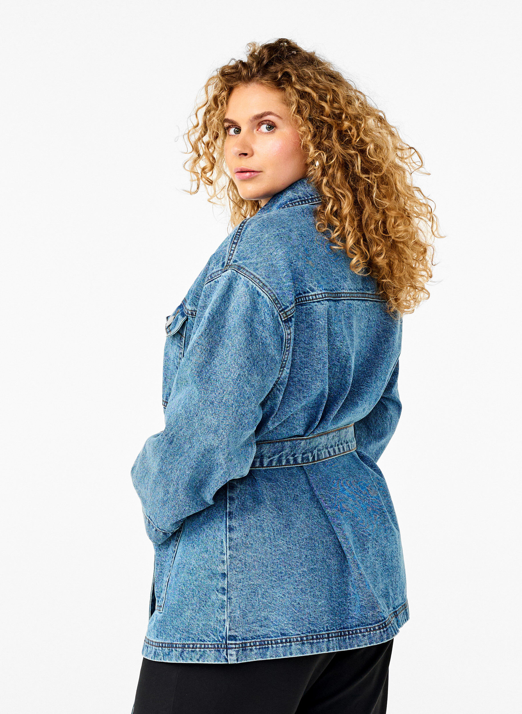 Zizzi Dongerijakke med knytebelte, Blue Denim, Model image number 1