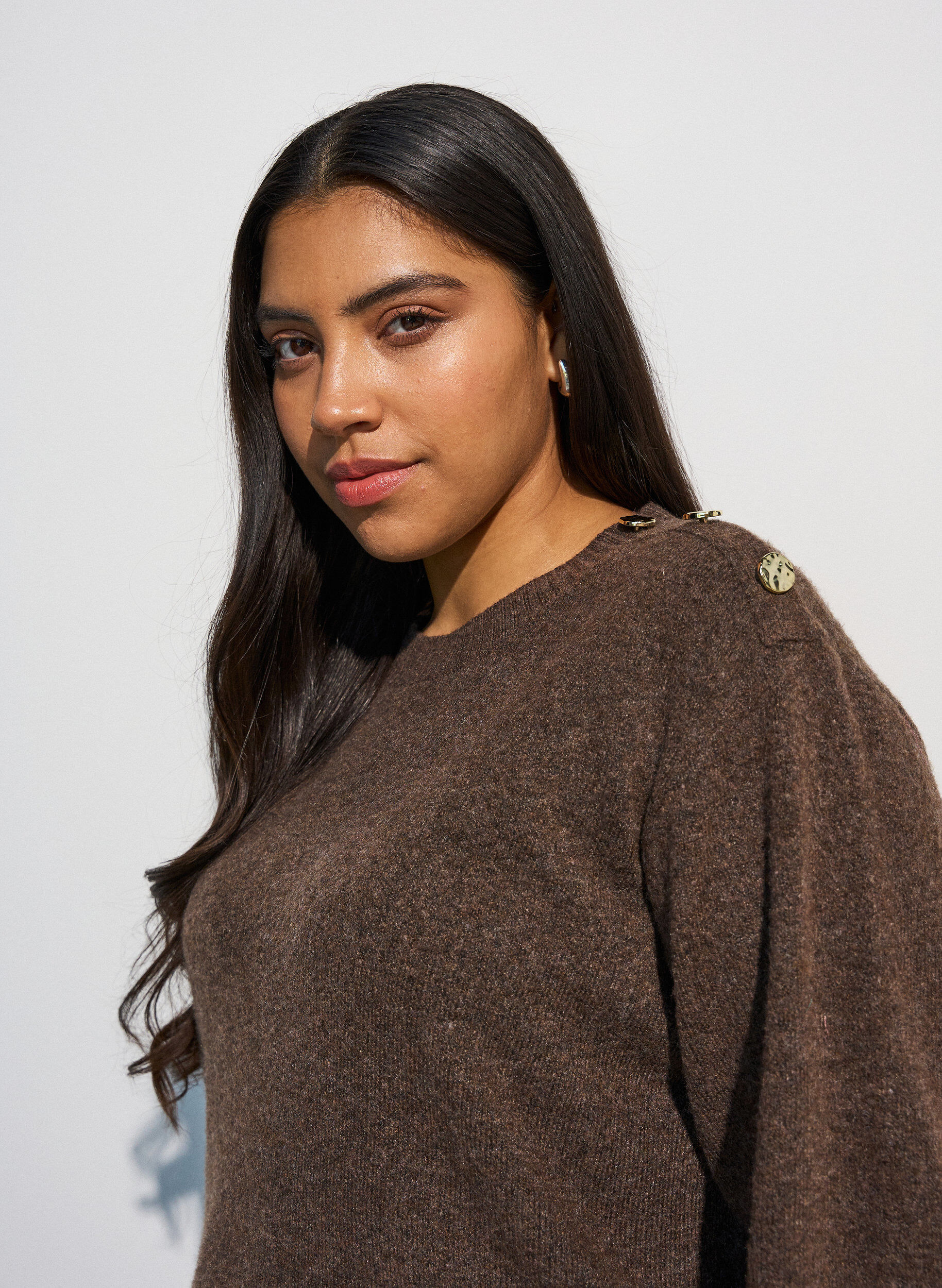 ZizziStrikket bluse med knappdetalj, Brun, Model image number 3