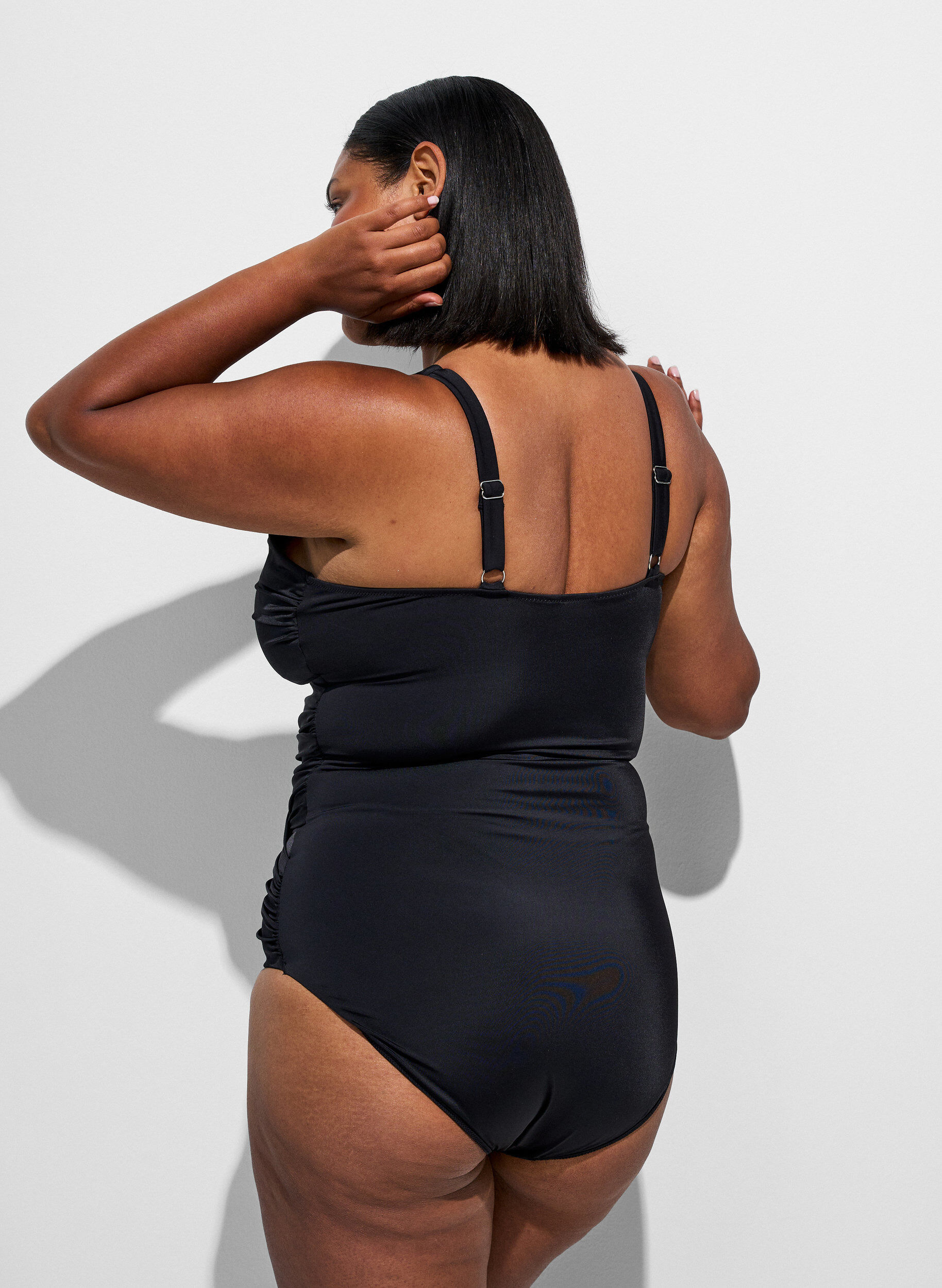 ZizziBadedrakt med drapert kryssdetalj, Svart, Model image number 1