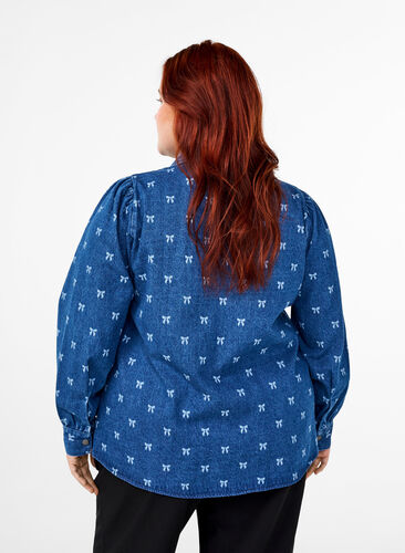 Zizzi Denimskjorte med hjerter, Denim Blue W. Wh.Bow, Model image number 1