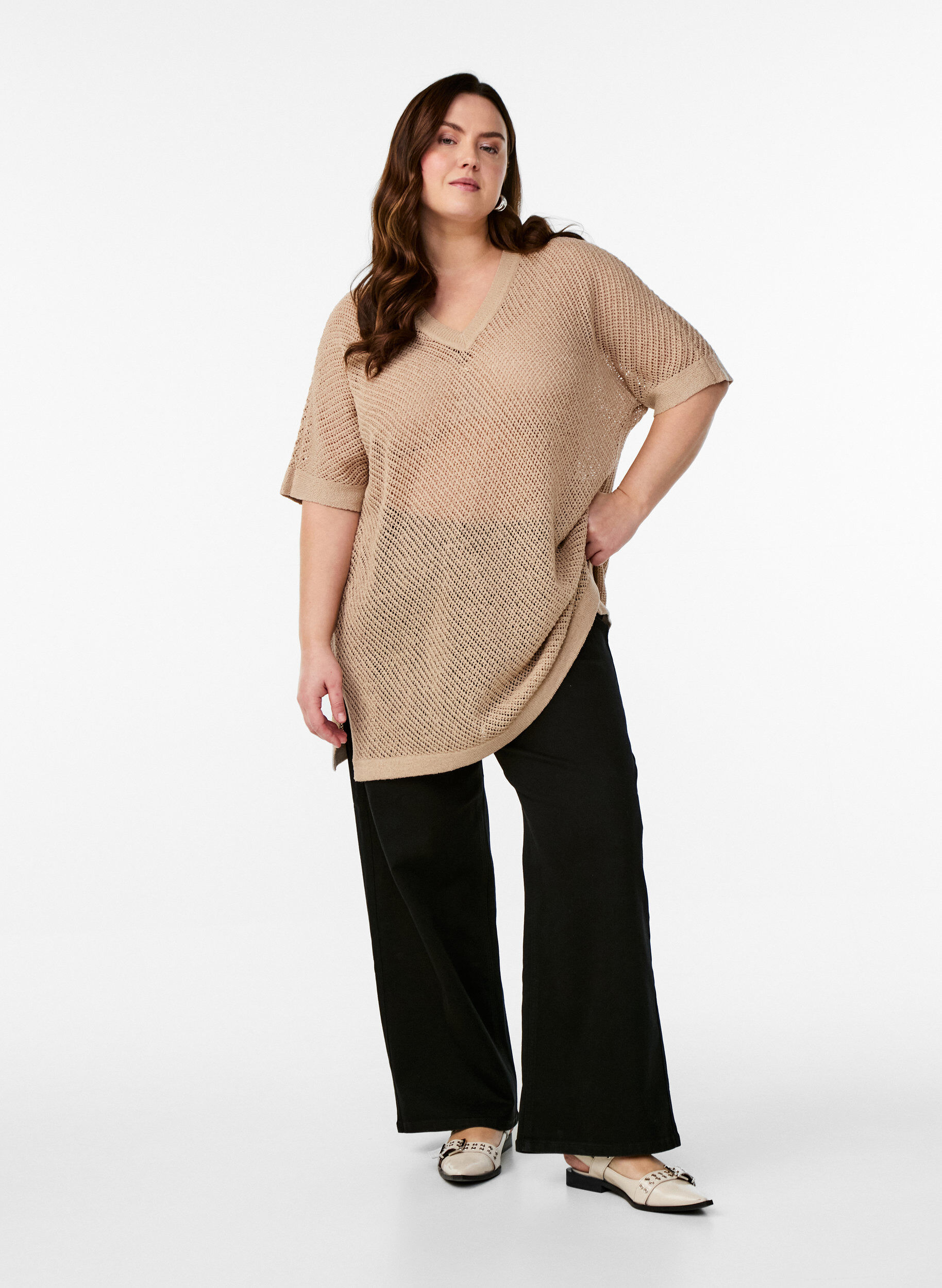 Zizzi FLASH - Kortermet strikket bluse med v-hals, Beige, Model image number 1