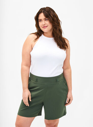 Zizzi Shorts med lommer og løs passform, Grønn, Model image number 0