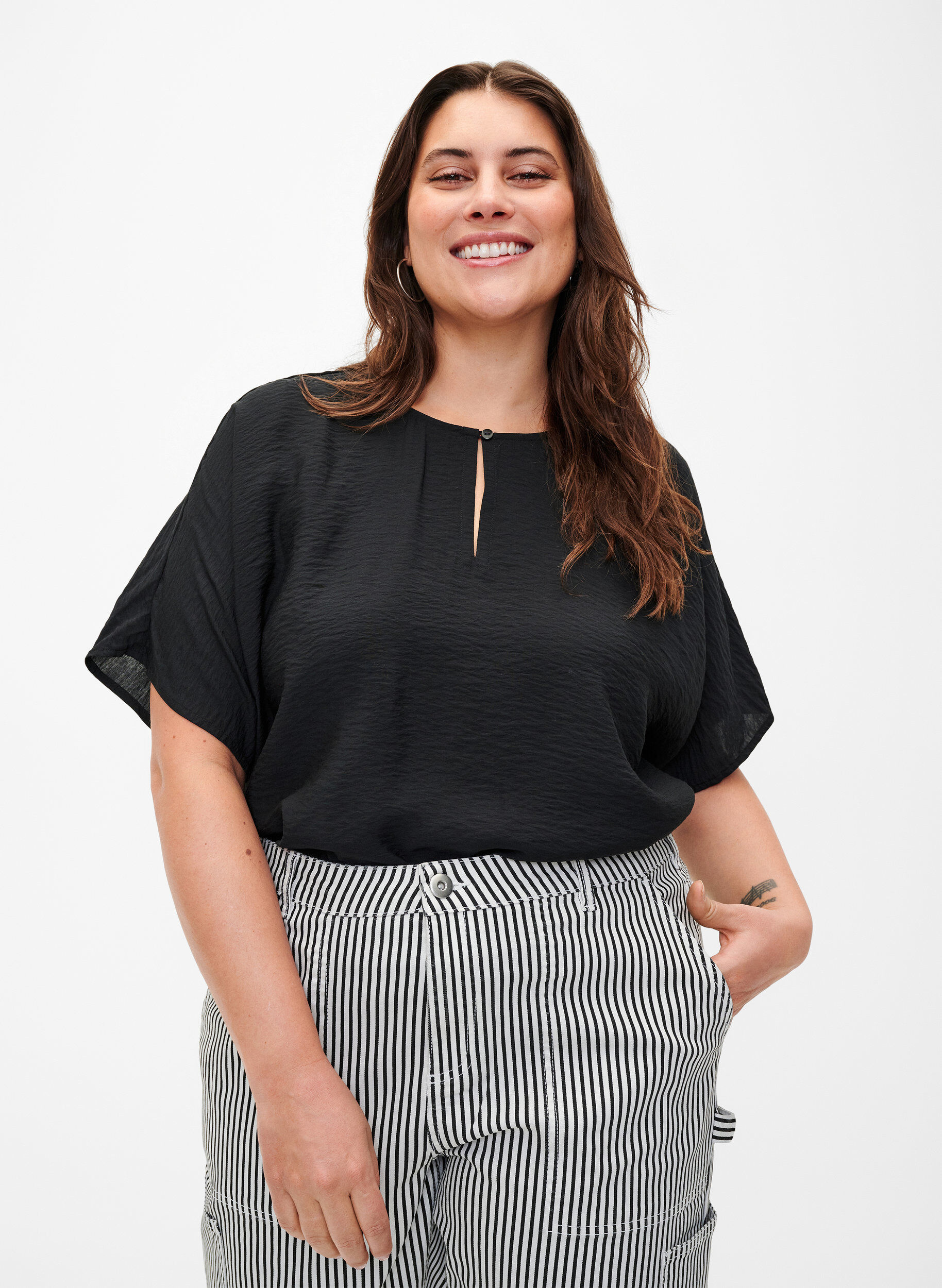 Zizzi Kortermet bluse i viskose, Black, Model image number 0