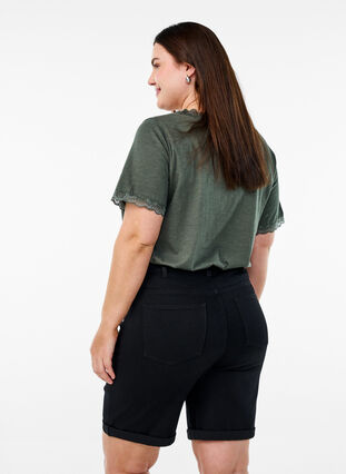 Zizzi Tettsittende denimshorts med høy midje, Svart, Model image number 2