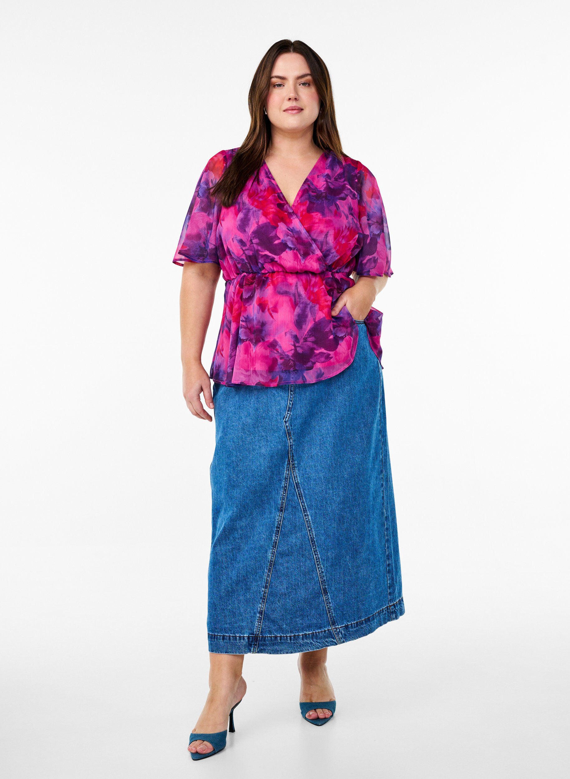 Zizzi Bluse i blomstrete chiffon med korte ermer, R&oslash;d, Model image number 1