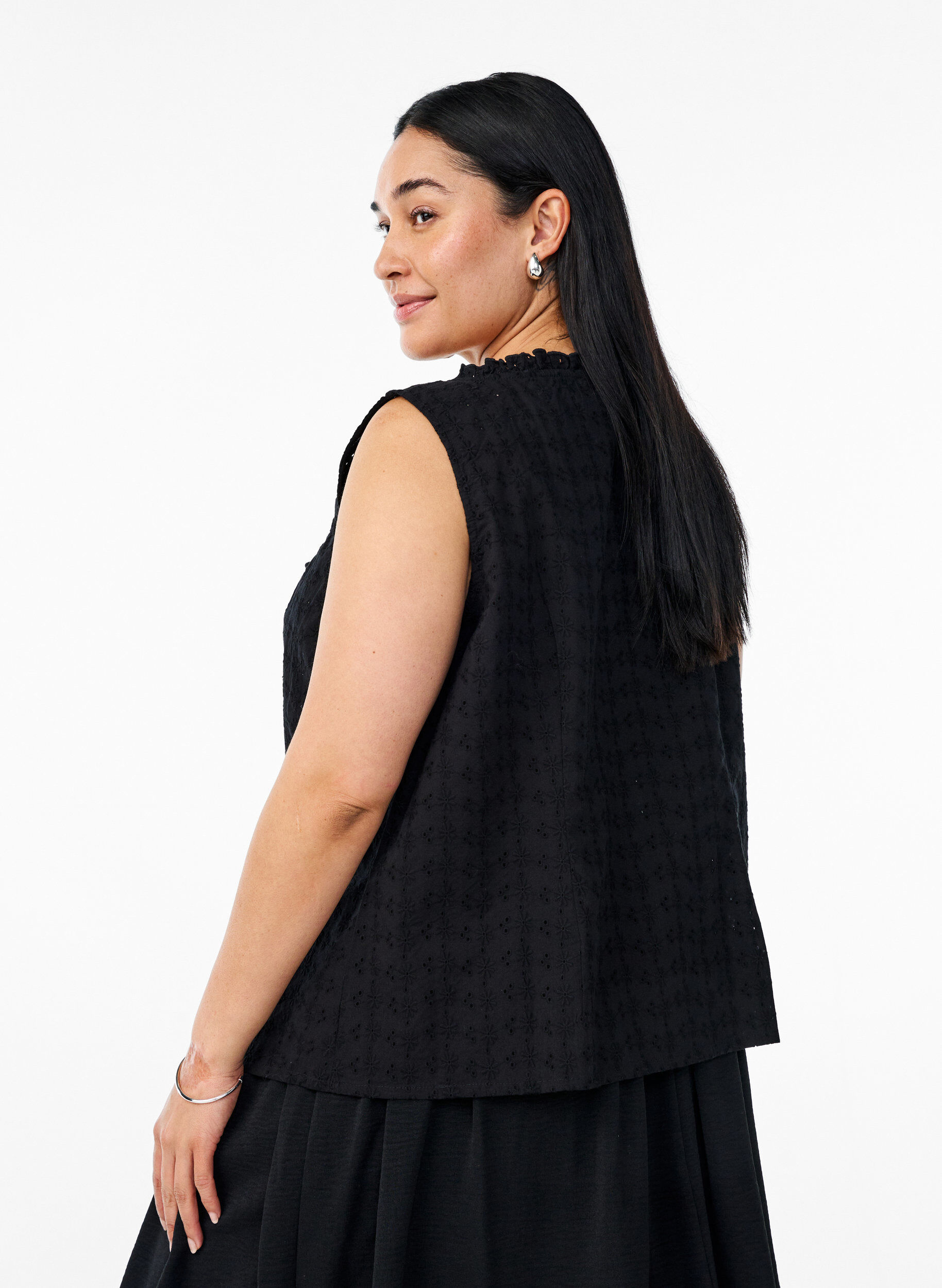 ZizziErmel&oslash;s bluse med broderi anglaise og volanger, Svart, Model image number 2