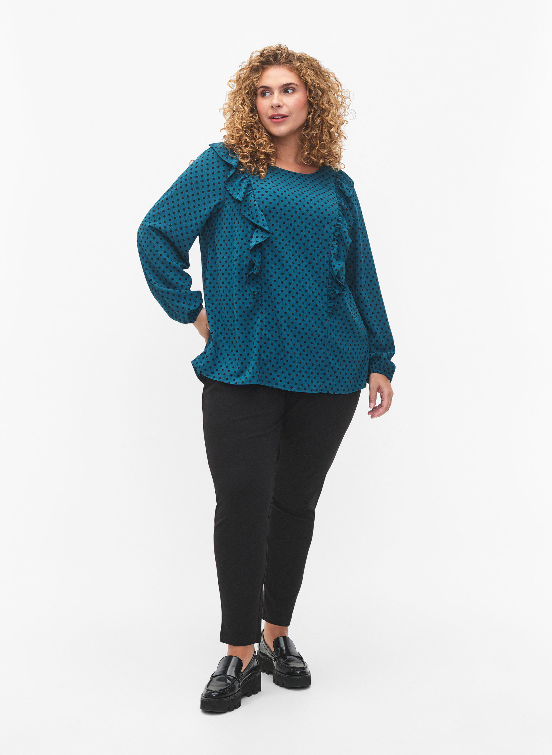 Zizzi Bluse med lange ermer og volanger, Shaded Spruce Dot, Model image number 2