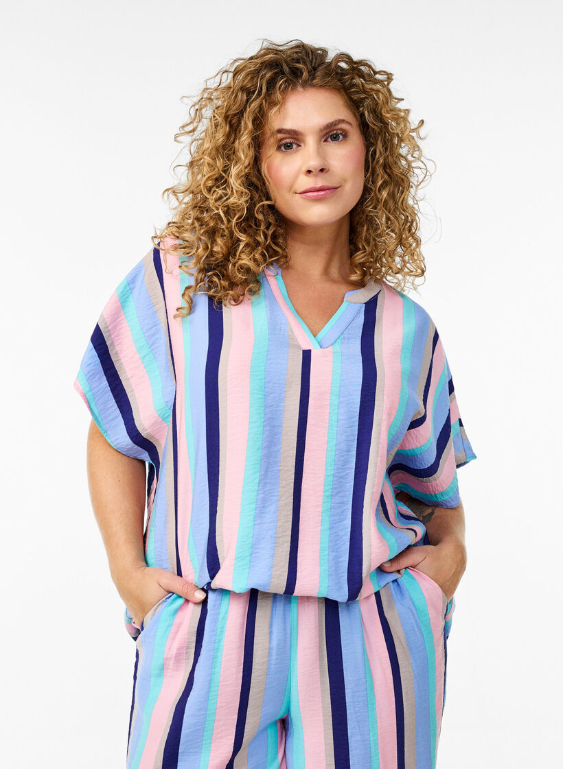 Stripete bluse i viskose med korte ermer, Pastel Stripe, Model