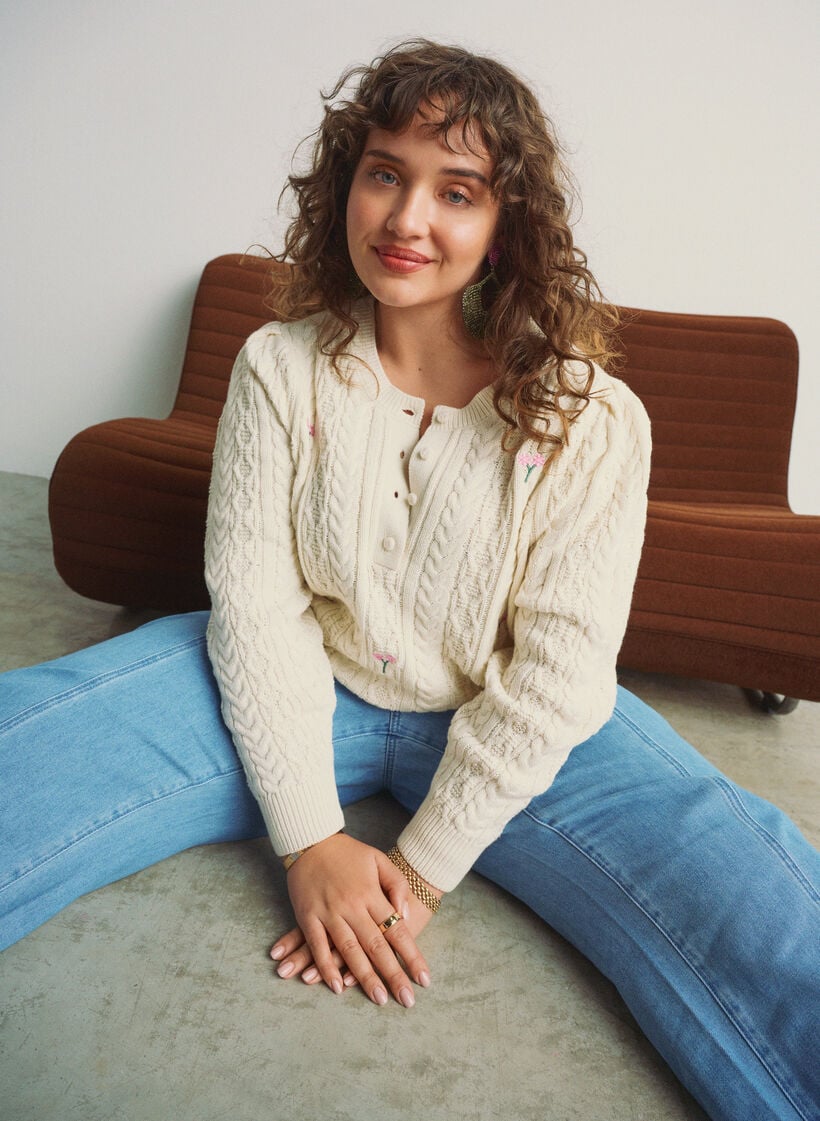 Strikkebluse med flettemønster og broderte blomster, Hvit, Image