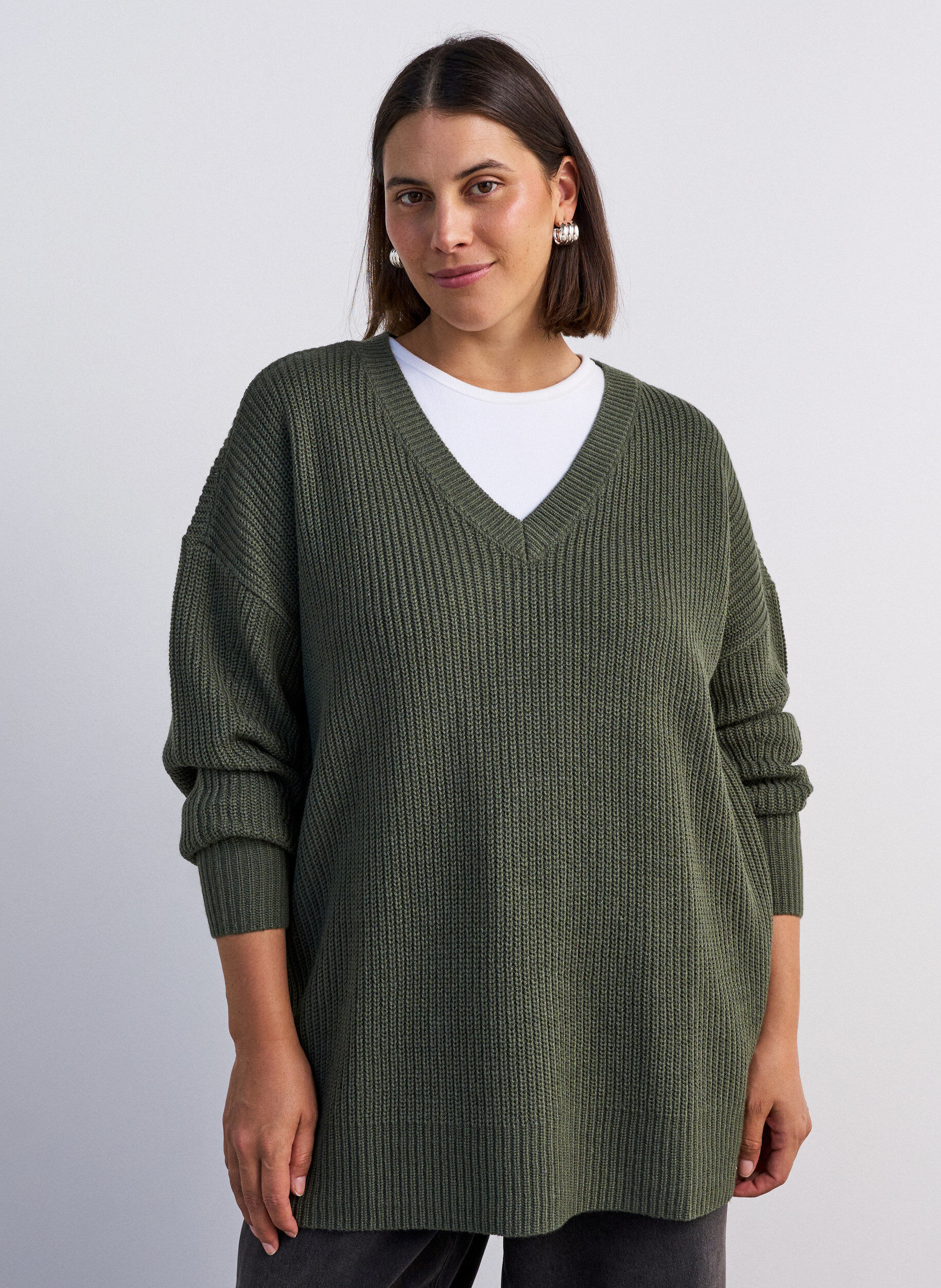 Lang ribbestrikket bluse med V-hals, Gr&oslash;nn, Model