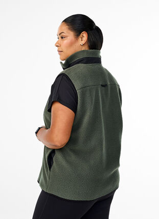 Zizzi Sporty teddyvest med lommer, Thyme, Model image number 1