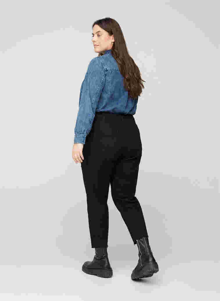 Cropped mom fit Mille jeans med en løs passform, Black, Model