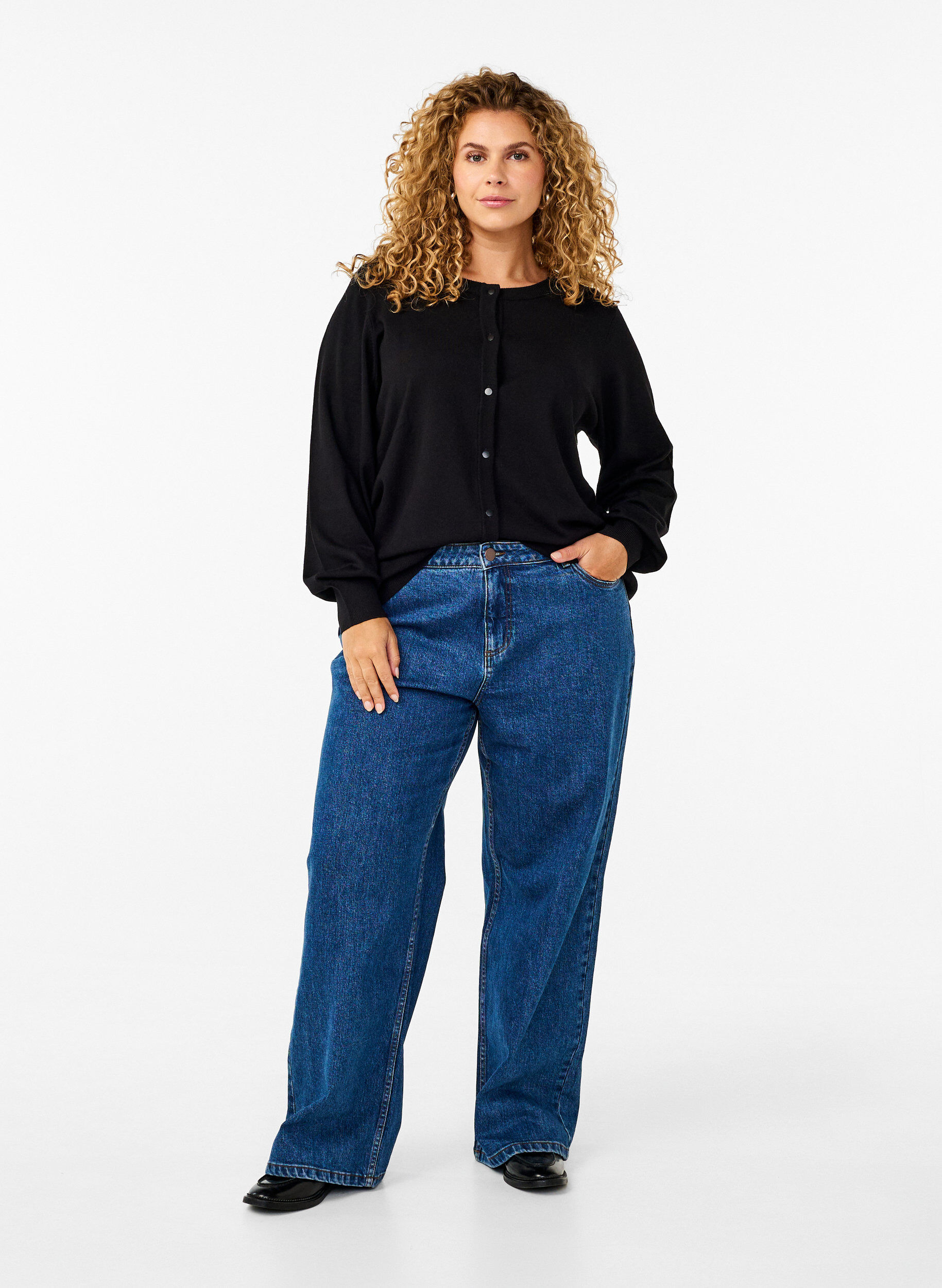 ZizziStrikkecardigan med rund hals og knapper, Svart, Model image number 1
