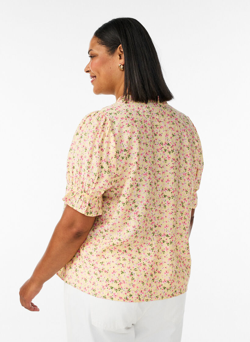 Bluse i viskose med blomstertrykk, korte ermer og volangkrage, Gul, Model image number 2