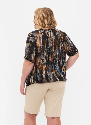 Zizzi Tettsittende shorts med baklommer, Fog, Model image number 1