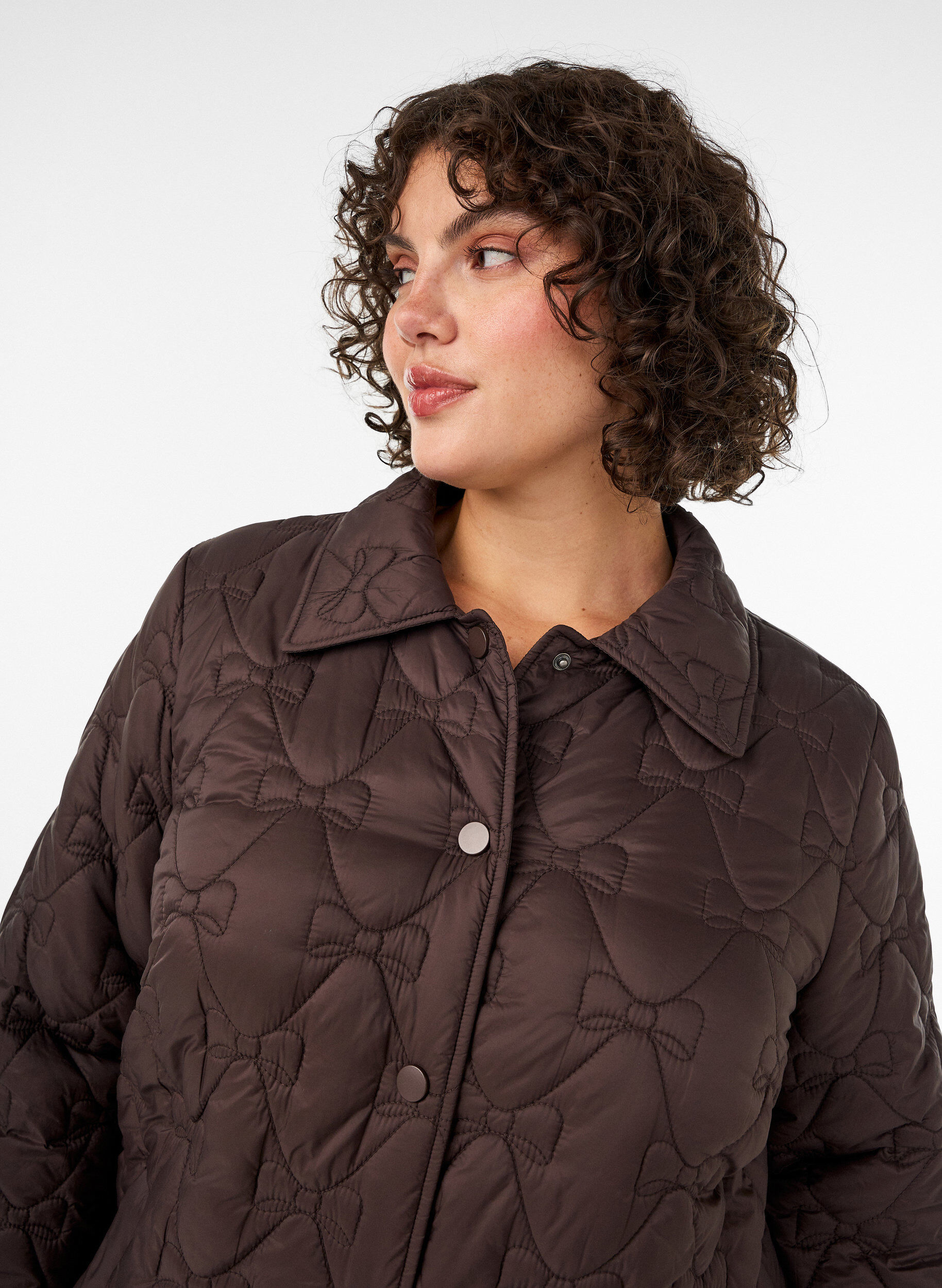 ZizziLett polstret jakke med dekorativ quilting, Brun, Model image number 3