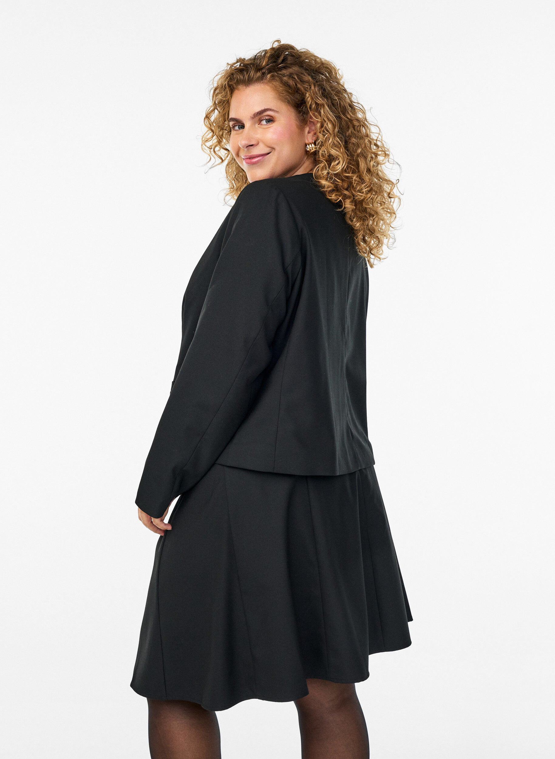 Zizzi Kort A-formet skj&oslash;rt, Svart, Model image number 2