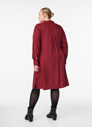 Zizzi Lang stripet skjorte med knappedetalj bak, Rød, Model image number 2