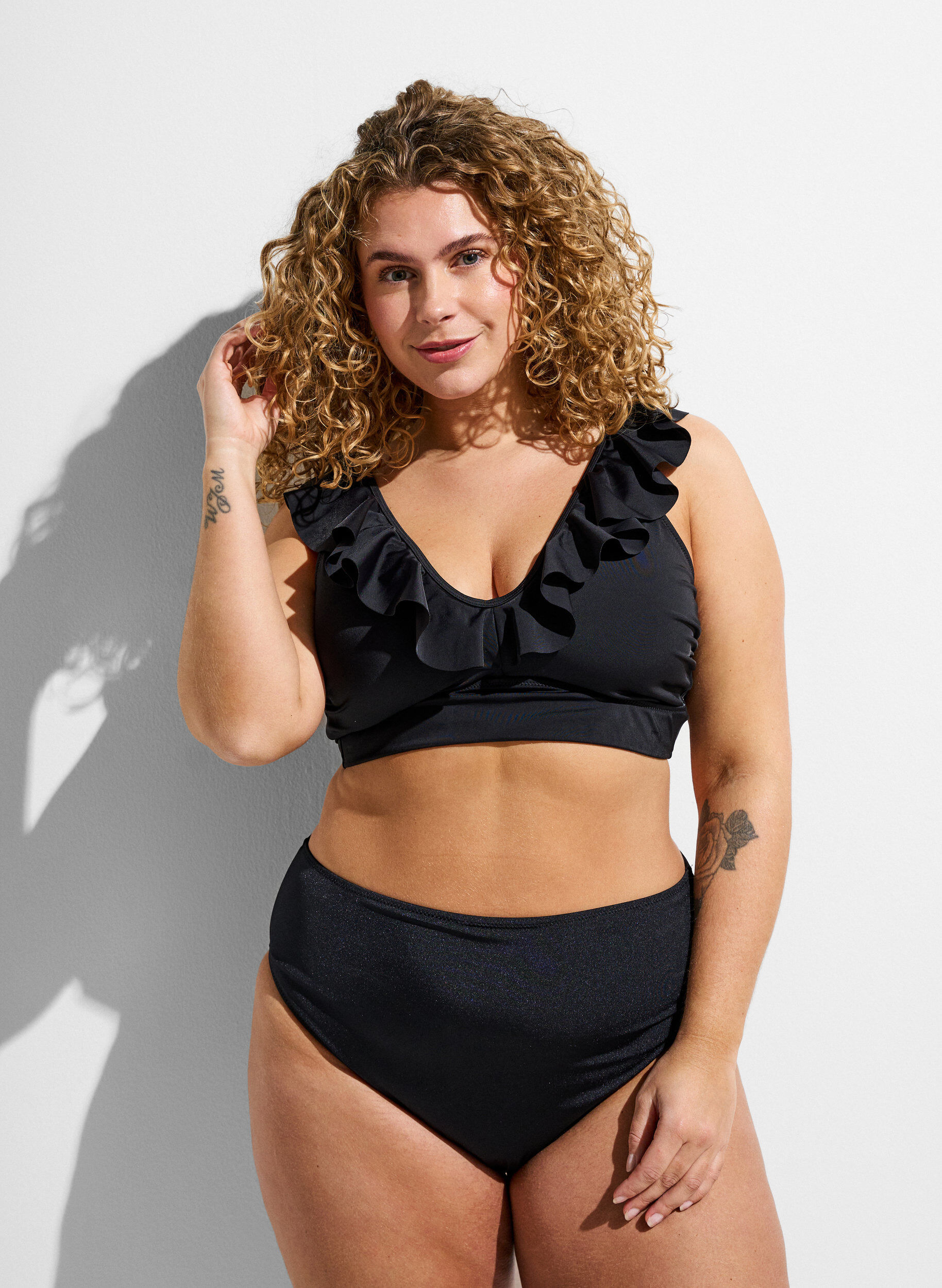 Zizzi Bikinitopp med volangdetaljer, Svart, Model image number 1