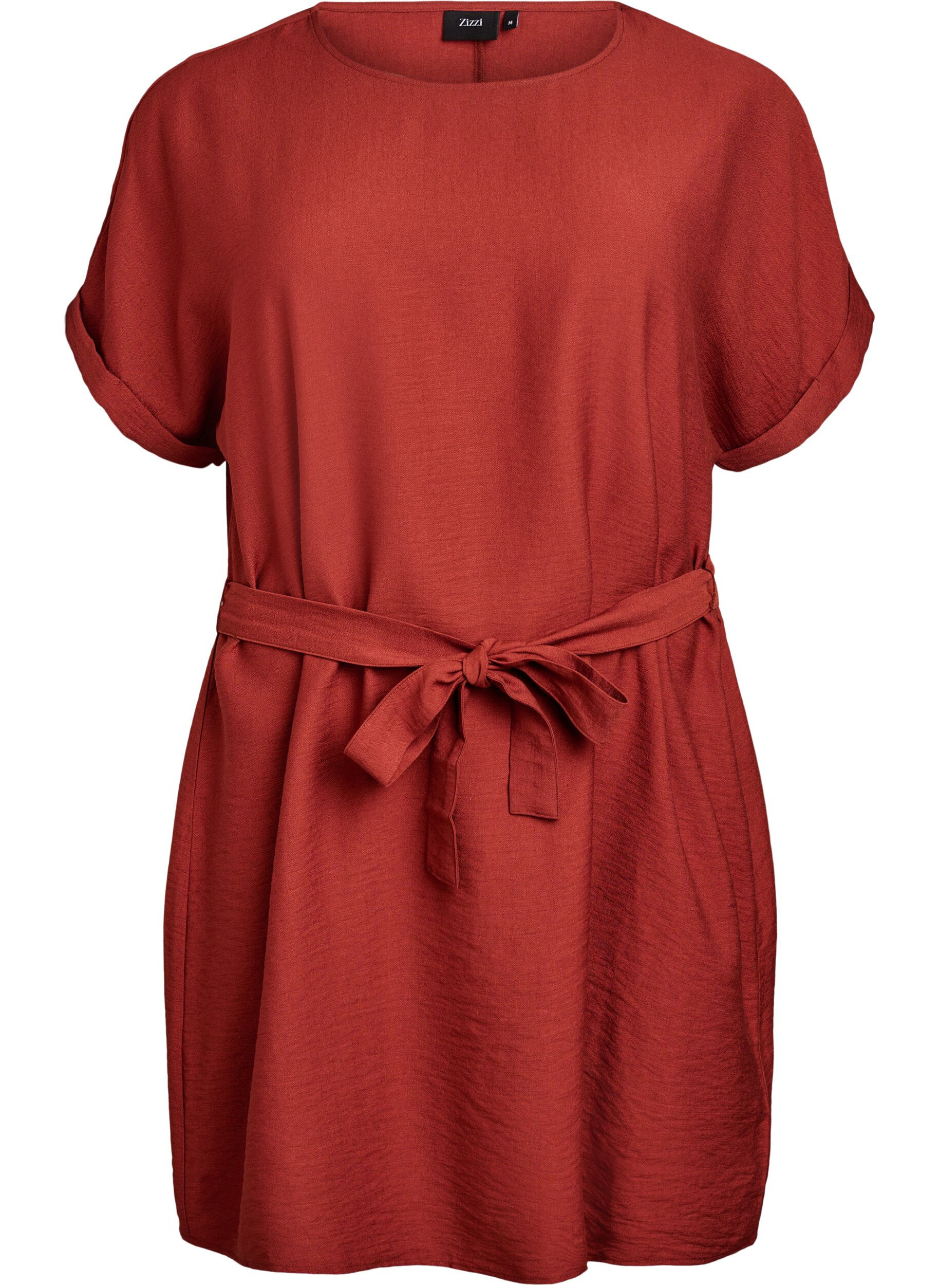 Kort kjole med ledig passform og bindebelte