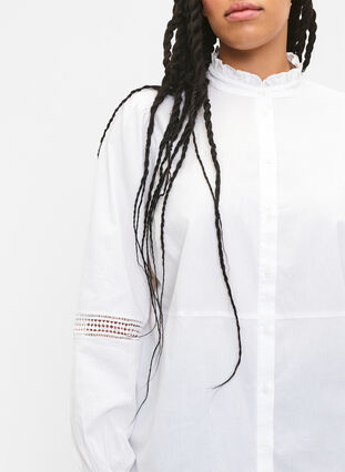 Skjortebluse med volang krage og heklet bånd, Bright White, Model image number 2