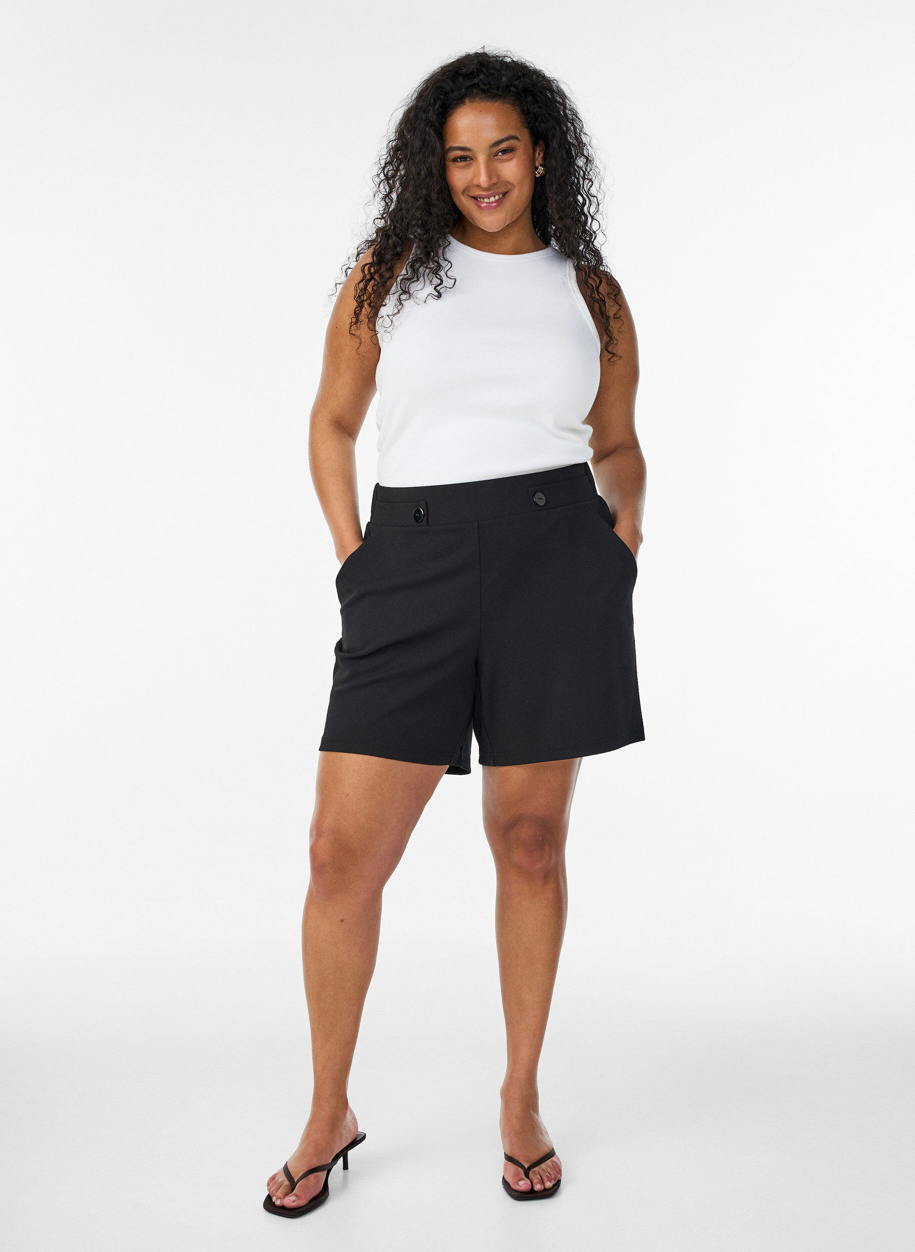 Zizzi Shorts med lommer og l&oslash;s passform, Svart, Model image number 1