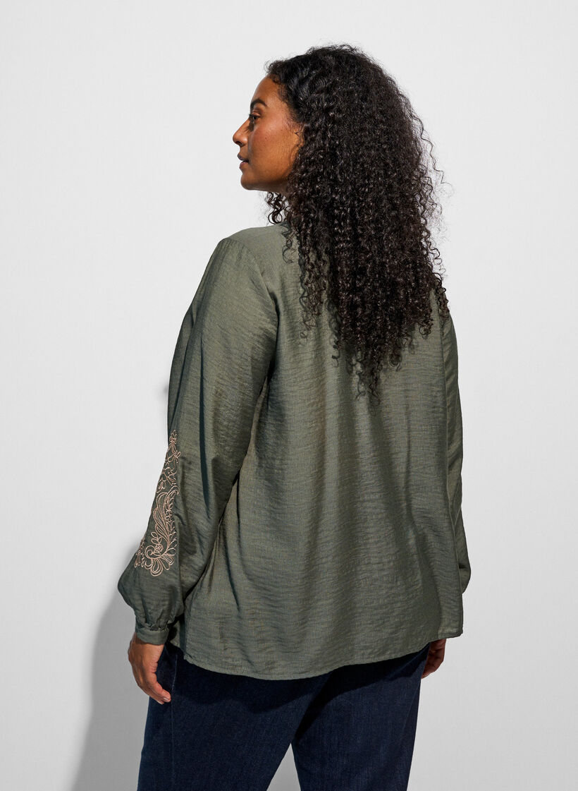 Viskoseskjorte med broderte ermer, Gr&oslash;nn, Model image number 2