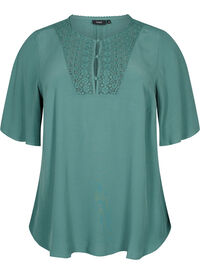 Viskosebluse med 1/2 ermer og broderidetaljer