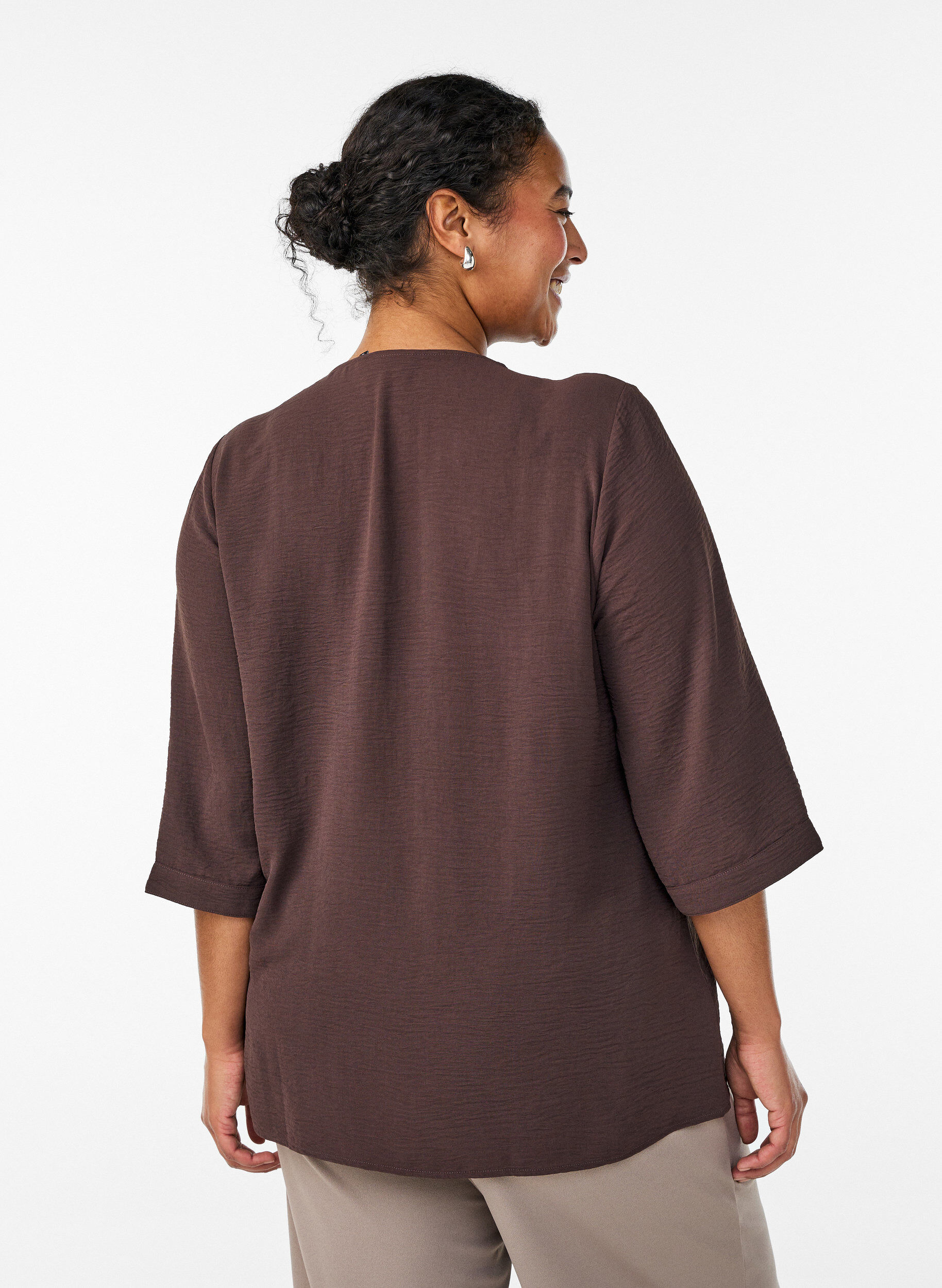 Zizzi Skjortebluse med v-hals og 3/4 ermer, Brown, Model image number 2